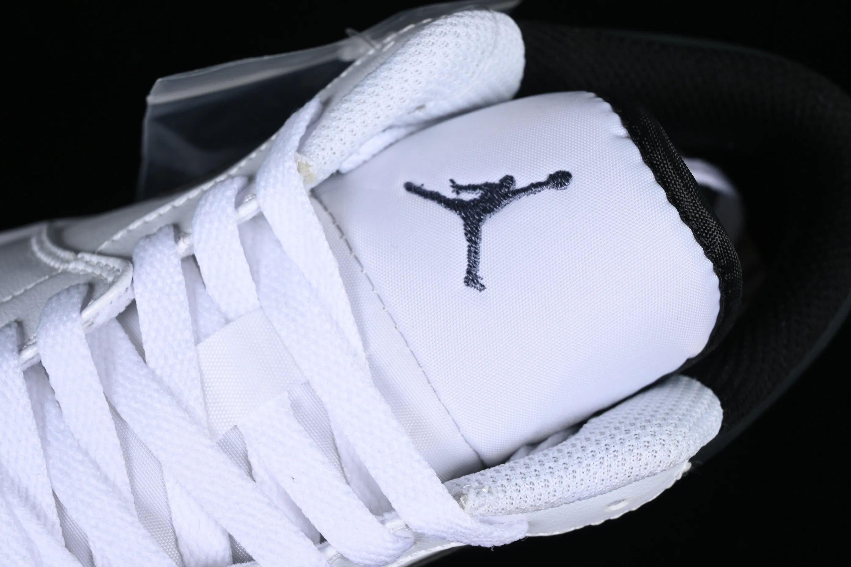 All categories Air Jordan Jordan series basketball shoes Air Jordan 1 Low Z version Air Jordan 1 Low AJ1 Joe 1 white and black color matching low-top cultural casual sneakers 553560-132
